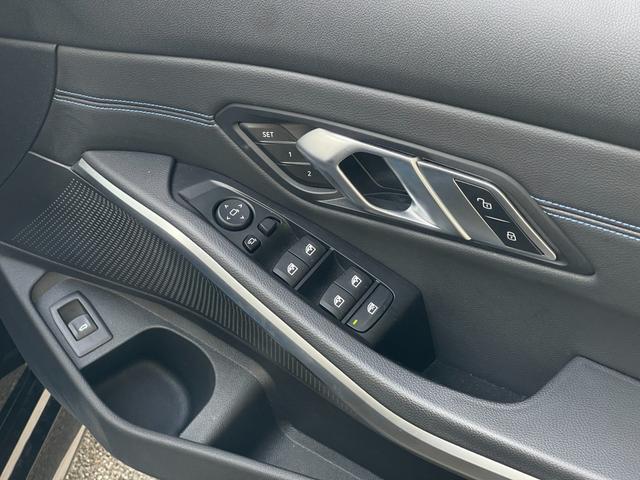 ３シリーズ ３２０ｉ　Ｍスポーツ　黒半革　前シートＨ　３６０カメラ　純正ＨＤＤナビ　ＣａｒＰｌａｙ　タッチ充電　ＡＣＣ　ＬＫＡ　ＢＳＡ　ＬＥＤヘッド　オートハイビーム　ミラー型ＥＴＣ　トランクリッド　スペアキー　純正１８インチＡＷ（31枚目）
