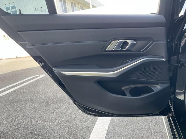 ３シリーズ ３２０ｉ　Ｍスポーツ　黒半革　前シートＨ　３６０カメラ　純正ＨＤＤナビ　ＣａｒＰｌａｙ　タッチ充電　ＡＣＣ　ＬＫＡ　ＢＳＡ　ＬＥＤヘッド　オートハイビーム　ミラー型ＥＴＣ　トランクリッド　スペアキー　純正１８インチＡＷ（35枚目）