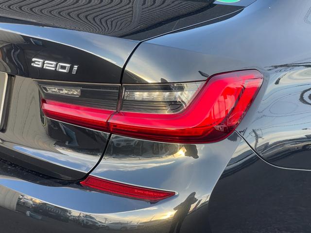 ３シリーズ ３２０ｉ　Ｍスポーツ　黒半革　前シートＨ　３６０カメラ　純正ＨＤＤナビ　ＣａｒＰｌａｙ　タッチ充電　ＡＣＣ　ＬＫＡ　ＢＳＡ　ＬＥＤヘッド　オートハイビーム　ミラー型ＥＴＣ　トランクリッド　スペアキー　純正１８インチＡＷ（51枚目）