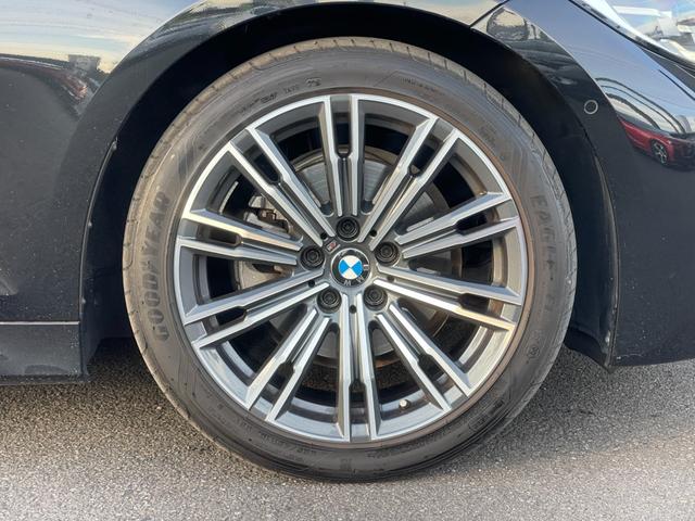 ３シリーズ ３２０ｉ　Ｍスポーツ　黒半革　前シートＨ　３６０カメラ　純正ＨＤＤナビ　ＣａｒＰｌａｙ　タッチ充電　ＡＣＣ　ＬＫＡ　ＢＳＡ　ＬＥＤヘッド　オートハイビーム　ミラー型ＥＴＣ　トランクリッド　スペアキー　純正１８インチＡＷ（52枚目）
