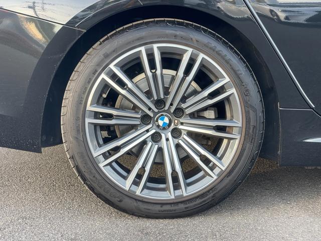 ３シリーズ ３２０ｉ　Ｍスポーツ　黒半革　前シートＨ　３６０カメラ　純正ＨＤＤナビ　ＣａｒＰｌａｙ　タッチ充電　ＡＣＣ　ＬＫＡ　ＢＳＡ　ＬＥＤヘッド　オートハイビーム　ミラー型ＥＴＣ　トランクリッド　スペアキー　純正１８インチＡＷ（53枚目）