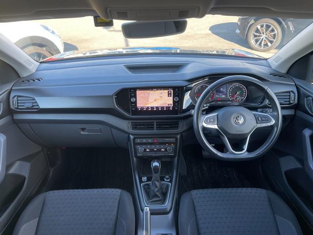 Ｔ－クロス ＴＳＩ　１ｓｔ　純正ナビ　フルセグＴＶ　ＡｐｐｌｅＣａｒＰｌａｙ　ＡｎｄｏｒｏｉｄｏＡｕｔｏ　Ｂｌｕｅｔｏｏｔｈ　バックカメラ　ＥＴＣ２．０　置くだけ充電　ＡＣＣ　オートライト　コーナーセンサー　ブラインドスポット（4枚目）