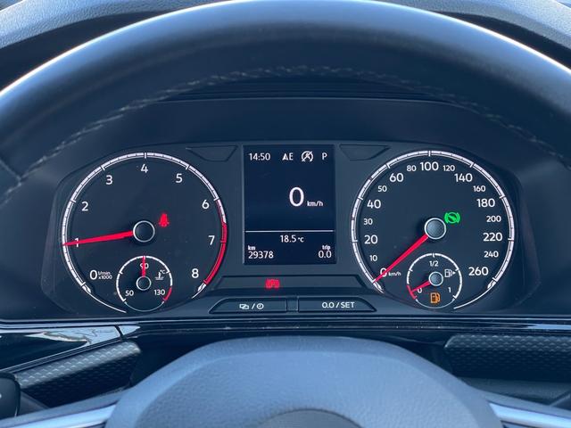 Ｔ－クロス ＴＳＩ　１ｓｔ　純正ナビ　フルセグＴＶ　ＡｐｐｌｅＣａｒＰｌａｙ　ＡｎｄｏｒｏｉｄｏＡｕｔｏ　Ｂｌｕｅｔｏｏｔｈ　バックカメラ　ＥＴＣ２．０　置くだけ充電　ＡＣＣ　オートライト　コーナーセンサー　ブラインドスポット（6枚目）