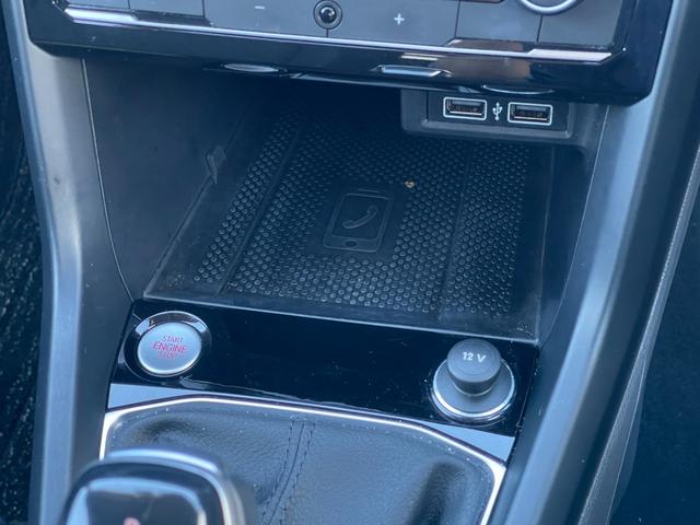 Ｔ－クロス ＴＳＩ　１ｓｔ　純正ナビ　フルセグＴＶ　ＡｐｐｌｅＣａｒＰｌａｙ　ＡｎｄｏｒｏｉｄｏＡｕｔｏ　Ｂｌｕｅｔｏｏｔｈ　バックカメラ　ＥＴＣ２．０　置くだけ充電　ＡＣＣ　オートライト　コーナーセンサー　ブラインドスポット（20枚目）