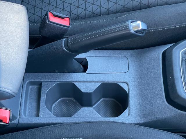 Ｔ－クロス ＴＳＩ　１ｓｔ　純正ナビ　フルセグＴＶ　ＡｐｐｌｅＣａｒＰｌａｙ　ＡｎｄｏｒｏｉｄｏＡｕｔｏ　Ｂｌｕｅｔｏｏｔｈ　バックカメラ　ＥＴＣ２．０　置くだけ充電　ＡＣＣ　オートライト　コーナーセンサー　ブラインドスポット（22枚目）