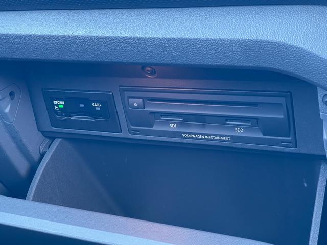 Ｔ－クロス ＴＳＩ　１ｓｔ　純正ナビ　フルセグＴＶ　ＡｐｐｌｅＣａｒＰｌａｙ　ＡｎｄｏｒｏｉｄｏＡｕｔｏ　Ｂｌｕｅｔｏｏｔｈ　バックカメラ　ＥＴＣ２．０　置くだけ充電　ＡＣＣ　オートライト　コーナーセンサー　ブラインドスポット（26枚目）