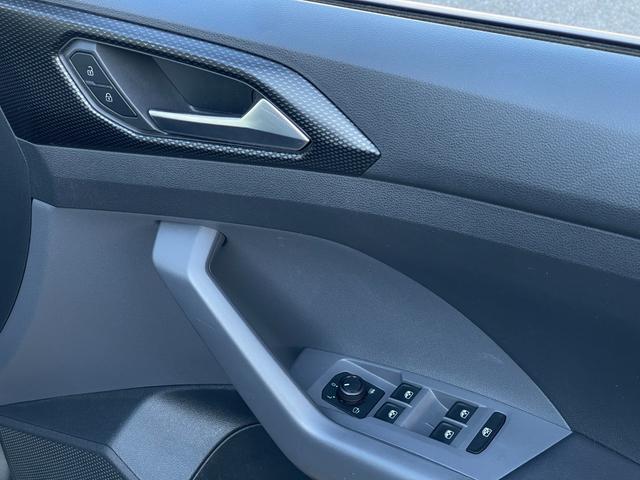 Ｔ－クロス ＴＳＩ　１ｓｔ　純正ナビ　フルセグＴＶ　ＡｐｐｌｅＣａｒＰｌａｙ　ＡｎｄｏｒｏｉｄｏＡｕｔｏ　Ｂｌｕｅｔｏｏｔｈ　バックカメラ　ＥＴＣ２．０　置くだけ充電　ＡＣＣ　オートライト　コーナーセンサー　ブラインドスポット（28枚目）