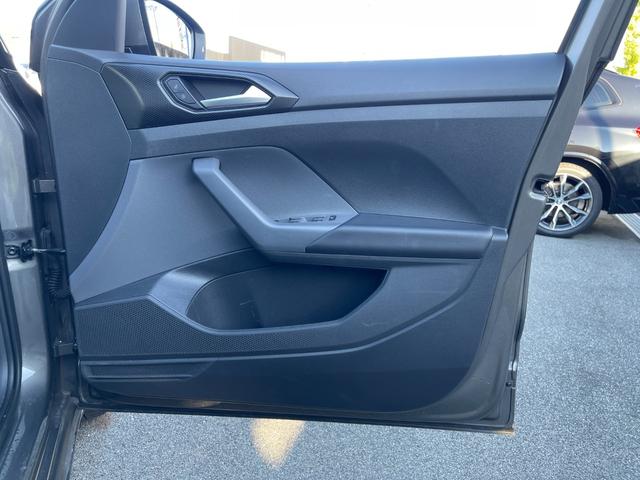 Ｔ－クロス ＴＳＩ　１ｓｔ　純正ナビ　フルセグＴＶ　ＡｐｐｌｅＣａｒＰｌａｙ　ＡｎｄｏｒｏｉｄｏＡｕｔｏ　Ｂｌｕｅｔｏｏｔｈ　バックカメラ　ＥＴＣ２．０　置くだけ充電　ＡＣＣ　オートライト　コーナーセンサー　ブラインドスポット（30枚目）