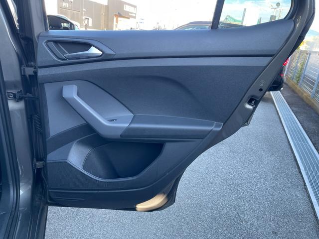 Ｔ－クロス ＴＳＩ　１ｓｔ　純正ナビ　フルセグＴＶ　ＡｐｐｌｅＣａｒＰｌａｙ　ＡｎｄｏｒｏｉｄｏＡｕｔｏ　Ｂｌｕｅｔｏｏｔｈ　バックカメラ　ＥＴＣ２．０　置くだけ充電　ＡＣＣ　オートライト　コーナーセンサー　ブラインドスポット（33枚目）