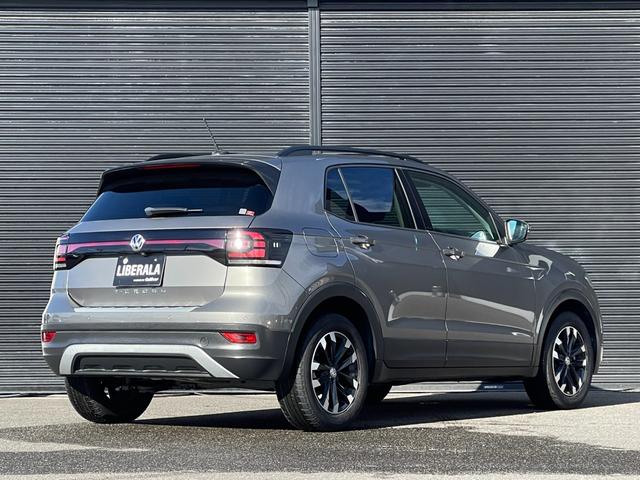 Ｔ－クロス ＴＳＩ　１ｓｔ　純正ナビ　フルセグＴＶ　ＡｐｐｌｅＣａｒＰｌａｙ　ＡｎｄｏｒｏｉｄｏＡｕｔｏ　Ｂｌｕｅｔｏｏｔｈ　バックカメラ　ＥＴＣ２．０　置くだけ充電　ＡＣＣ　オートライト　コーナーセンサー　ブラインドスポット（42枚目）