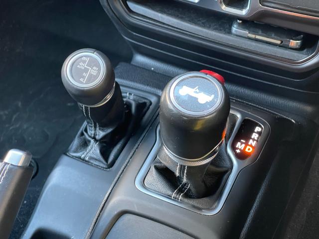 ジープ・ラングラーアンリミテッド サハラ ユーザー買取 BRUT 2SET ブロックタイヤ 純正AWあり 純正メモリナビ Bカメラ カープレイ ACC BSA BT LEDヘッドライト 黒革 シートヒーター スペアk 保証書(18枚目)