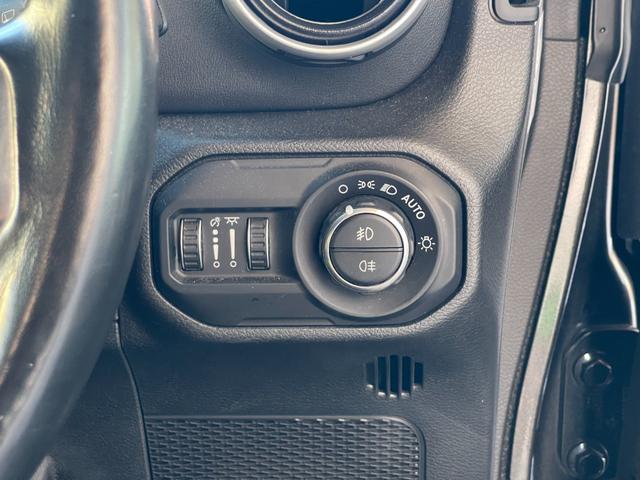 ジープ・ラングラーアンリミテッド サハラ ユーザー買取 BRUT 2SET ブロックタイヤ 純正AWあり 純正メモリナビ Bカメラ カープレイ ACC BSA BT LEDヘッドライト 黒革 シートヒーター スペアk 保証書(23枚目)