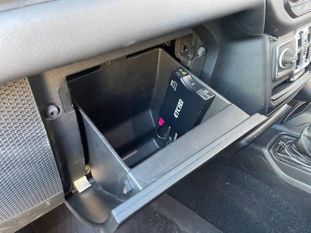 ジープ・ラングラーアンリミテッド サハラ ユーザー買取 BRUT 2SET ブロックタイヤ 純正AWあり 純正メモリナビ Bカメラ カープレイ ACC BSA BT LEDヘッドライト 黒革 シートヒーター スペアk 保証書(24枚目)