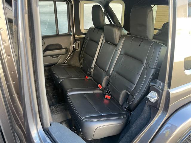 ジープ・ラングラーアンリミテッド サハラ ユーザー買取 BRUT 2SET ブロックタイヤ 純正AWあり 純正メモリナビ Bカメラ カープレイ ACC BSA BT LEDヘッドライト 黒革 シートヒーター スペアk 保証書(35枚目)