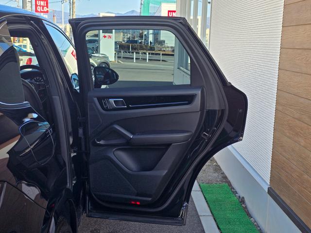 カイエン Ｓ　スポクロ　黒革　ＰＤＬＳ　ＰＡＳＭ　スパイダー２１ＡＷ　４ＺクライメントＣ　ＰＣＭナビ　ＡＣＣ　ＢＳＡ　ＬＫＡ　Ｐシート　シートＨ　３６０カメラ　カープレイ　前後ドラレコ　Ａハイビーム　Ｐバックドア（35枚目）