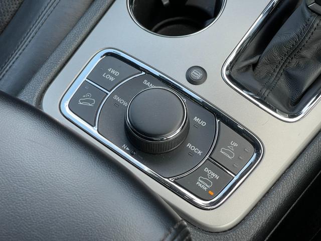 ジープ・グランドチェロキー リミテッド 後期 黒革 ACC 8.4UCナビ Bカメラ フルセグTV BT USB ステアリングH LKA BSA カープレイ HID Aライト シートH ベンチL エアサス Aブレーキアシスト 保証書(20枚目)