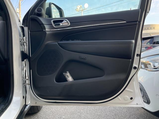 ジープ・グランドチェロキー リミテッド 後期 黒革 ACC 8.4UCナビ Bカメラ フルセグTV BT USB ステアリングH LKA BSA カープレイ HID Aライト シートH ベンチL エアサス Aブレーキアシスト 保証書(32枚目)