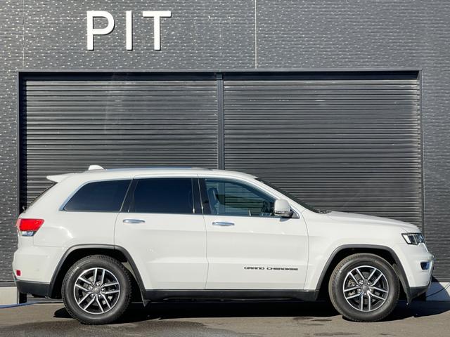 ジープ・グランドチェロキー リミテッド 後期 黒革 ACC 8.4UCナビ Bカメラ フルセグTV BT USB ステアリングH LKA BSA カープレイ HID Aライト シートH ベンチL エアサス Aブレーキアシスト 保証書(50枚目)