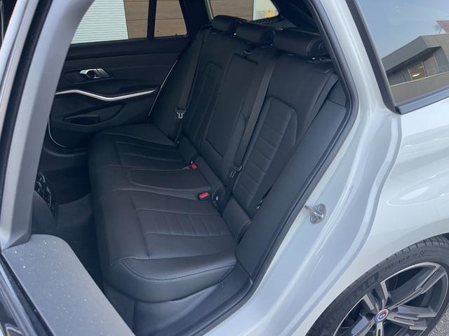 3シリーズ 320d xDriveツーリング Mスポーツ ワンオーナー パノラマSR 黒革シート シートH 純正HDDナビ 360カメラ カーブドディスプレイ AppleCarPlay AndroidAuto パワーBドア フットオープナー 純正18AW(42枚目)