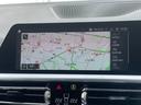 ３２０ｉ　Ｍスポーツ　黒半革　前シートＨ　３６０カメラ　純正ＨＤＤナビ　ＣａｒＰｌａｙ　タッチ充電　ＡＣＣ　ＬＫＡ　ＢＳＡ　ＬＥＤヘッド　オートハイビーム　ミラー型ＥＴＣ　トランクリッド　スペアキー　純正１８インチＡＷ（11枚目）