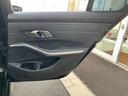 ３２０ｉ　Ｍスポーツ　黒半革　前シートＨ　３６０カメラ　純正ＨＤＤナビ　ＣａｒＰｌａｙ　タッチ充電　ＡＣＣ　ＬＫＡ　ＢＳＡ　ＬＥＤヘッド　オートハイビーム　ミラー型ＥＴＣ　トランクリッド　スペアキー　純正１８インチＡＷ（33枚目）
