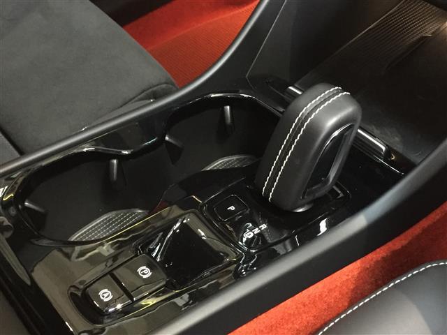 ＸＣ４０ Ｔ５　ＡＷＤ　Ｒデザイン　衝突軽減／ハーマンカードン／コーナリングライト／パークアシスト／アクティブベンディングライト／ＬＫＡ／道路標識／ＢＬＩＳ／ＡＣＣ／純正ナビ／全方位モニター／シートヒーター／パワーシート／フルセグ（10枚目）