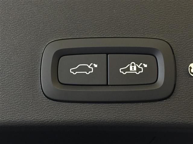 ＸＣ４０ Ｔ５　ＡＷＤ　Ｒデザイン　衝突軽減／ハーマンカードン／コーナリングライト／パークアシスト／アクティブベンディングライト／ＬＫＡ／道路標識／ＢＬＩＳ／ＡＣＣ／純正ナビ／全方位モニター／シートヒーター／パワーシート／フルセグ（23枚目）