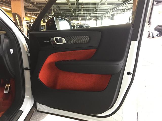 ＸＣ４０ Ｔ５　ＡＷＤ　Ｒデザイン　衝突軽減／ハーマンカードン／コーナリングライト／パークアシスト／アクティブベンディングライト／ＬＫＡ／道路標識／ＢＬＩＳ／ＡＣＣ／純正ナビ／全方位モニター／シートヒーター／パワーシート／フルセグ（24枚目）