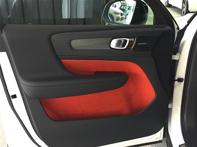 ＸＣ４０ Ｔ５　ＡＷＤ　Ｒデザイン　衝突軽減／ハーマンカードン／コーナリングライト／パークアシスト／アクティブベンディングライト／ＬＫＡ／道路標識／ＢＬＩＳ／ＡＣＣ／純正ナビ／全方位モニター／シートヒーター／パワーシート／フルセグ（25枚目）
