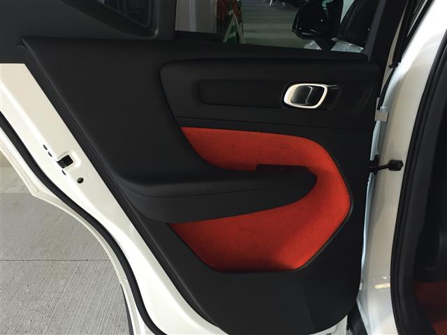 ＸＣ４０ Ｔ５　ＡＷＤ　Ｒデザイン　衝突軽減／ハーマンカードン／コーナリングライト／パークアシスト／アクティブベンディングライト／ＬＫＡ／道路標識／ＢＬＩＳ／ＡＣＣ／純正ナビ／全方位モニター／シートヒーター／パワーシート／フルセグ（26枚目）