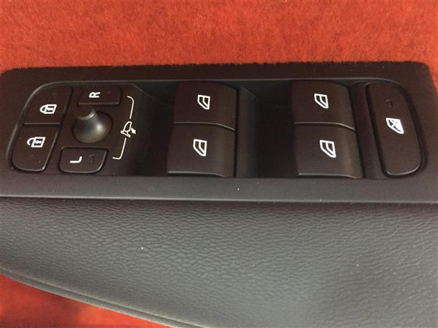 ＸＣ４０ Ｔ５　ＡＷＤ　Ｒデザイン　衝突軽減／ハーマンカードン／コーナリングライト／パークアシスト／アクティブベンディングライト／ＬＫＡ／道路標識／ＢＬＩＳ／ＡＣＣ／純正ナビ／全方位モニター／シートヒーター／パワーシート／フルセグ（33枚目）