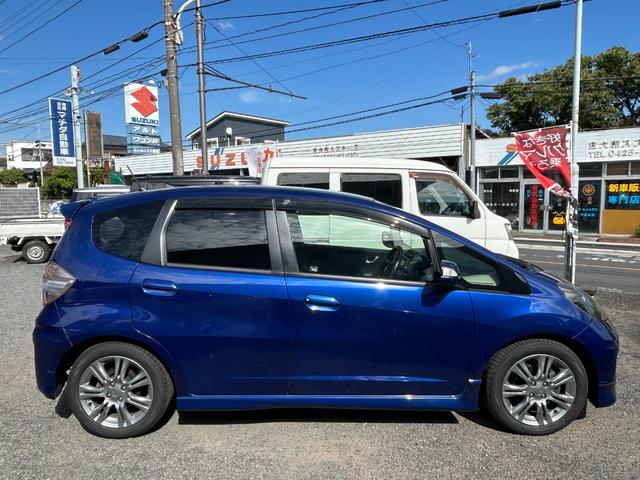 フィット ＲＳ　ナビ／ＥＴＣ／６ＭＴ／純正１６インチアルミ／車検令和９年９月（8枚目）