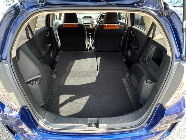 フィット ＲＳ　ナビ／ＥＴＣ／６ＭＴ／純正１６インチアルミ／車検令和９年９月（12枚目）