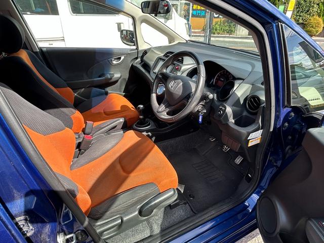 フィット ＲＳ　ナビ／ＥＴＣ／６ＭＴ／純正１６インチアルミ／車検令和９年９月（13枚目）