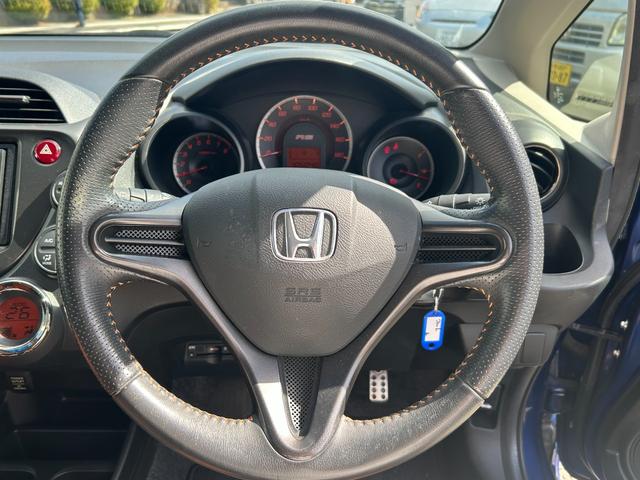 フィット ＲＳ　ナビ／ＥＴＣ／６ＭＴ／純正１６インチアルミ／車検令和９年９月（19枚目）