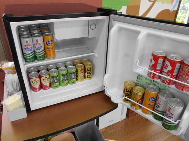 小型冷蔵庫を商談スペースに配置。お好きなお飲みもので、喉をうるおしてください。