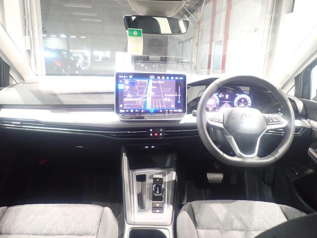 しっかりまとまった感のあるインパネ。各操作スイッチなども使いやすい位置に配置されていますよ。