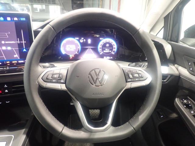 マルチファンクションステアリング、手に馴染むレザーハンドルだから、路面からのインフォメーションを的確にキャッチ！