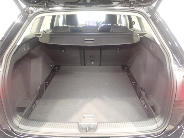 荷室は荷物を隠せるトノカバー付！充分な荷室の広さです！