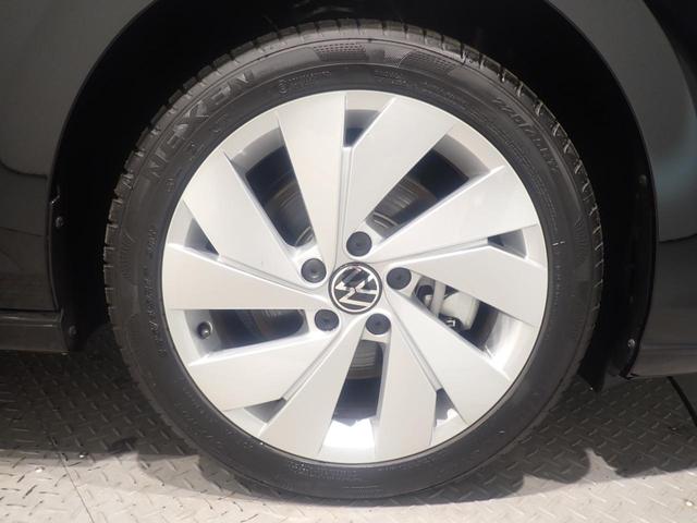 純正アルミが装着されています。ボディデザインとの相性もバッチリです。