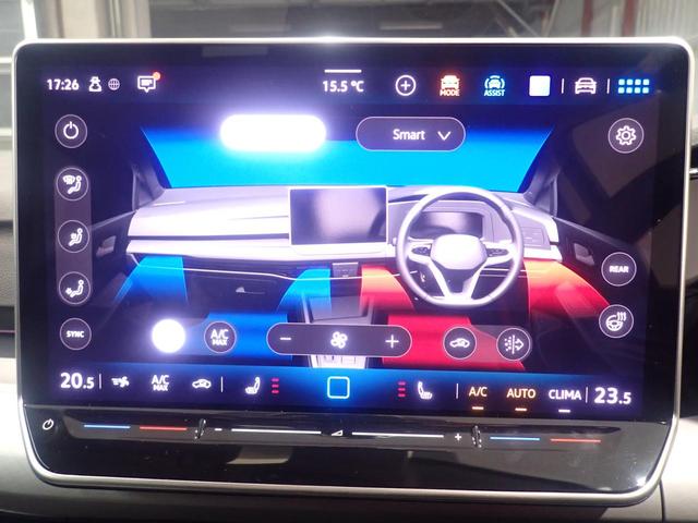 ３ゾーンフルオートエアコンを装備。運転席と助手席、後部座席がそれぞれ独立して温度の設定ができます。