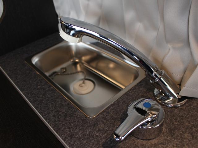 エブリイ ＰＣリミテッド　キャンピング車岡モータースミニチュアクルーズ外部電源カーテンベットキットナビフルセグバックカメラ（9枚目）