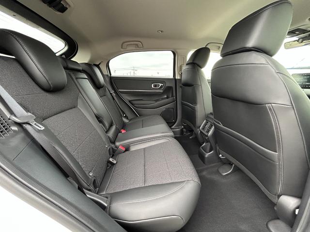 ヴェゼル ｅ：ＨＥＶ　Ｚ　登録済未使用車　純正ナビ　バックカメラ　ＥＴＣ２．０　ＢＳＭ　シートヒーター　ステアリングヒーター　クリアランスソナー　衝突軽減　レーダークルーズ　レーンキープ　ダウンヒルアシスト　１８インチ純正ＡＷ（15枚目）