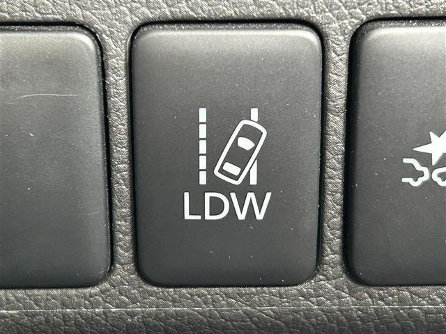 アウトランダーＰＨＥＶ Ｇセーフティパッケージ　社外９型ナビ　バックカメラ　ＥＴＣ　ドライブレコーダー　シートヒーター　ステアリングヒーター　衝突軽減　レーダークルーズコントロール　レーンキープ　１８インチ純正ＡＷ　純正フロアマット　充電ケーブル（10枚目）