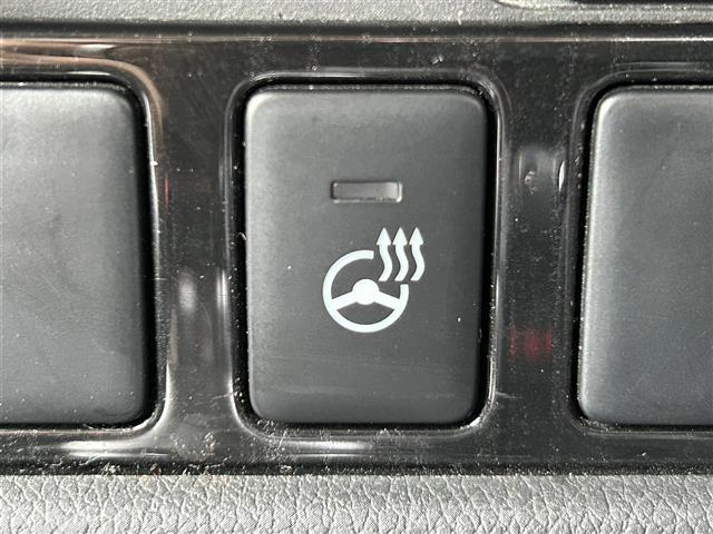 アウトランダーＰＨＥＶ Ｇセーフティパッケージ　社外９型ナビ　バックカメラ　ＥＴＣ　ドライブレコーダー　シートヒーター　ステアリングヒーター　衝突軽減　レーダークルーズコントロール　レーンキープ　１８インチ純正ＡＷ　純正フロアマット　充電ケーブル（18枚目）
