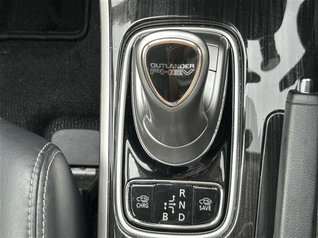アウトランダーＰＨＥＶ Ｇセーフティパッケージ　社外９型ナビ　バックカメラ　ＥＴＣ　ドライブレコーダー　シートヒーター　ステアリングヒーター　衝突軽減　レーダークルーズコントロール　レーンキープ　１８インチ純正ＡＷ　純正フロアマット　充電ケーブル（20枚目）