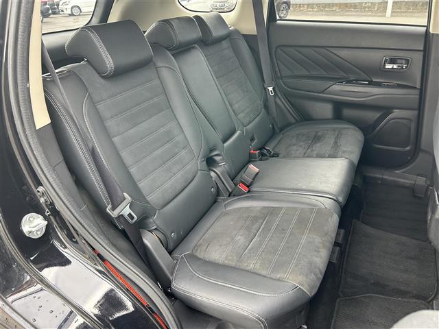 アウトランダーＰＨＥＶ Ｇセーフティパッケージ　社外９型ナビ　バックカメラ　ＥＴＣ　ドライブレコーダー　シートヒーター　ステアリングヒーター　衝突軽減　レーダークルーズコントロール　レーンキープ　１８インチ純正ＡＷ　純正フロアマット　充電ケーブル（26枚目）