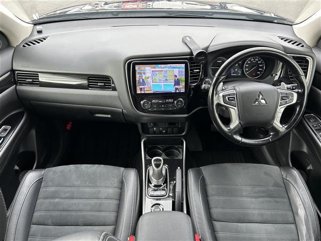 アウトランダーＰＨＥＶ Ｇセーフティパッケージ　社外９型ナビ　バックカメラ　ＥＴＣ　ドライブレコーダー　シートヒーター　ステアリングヒーター　衝突軽減　レーダークルーズコントロール　レーンキープ　１８インチ純正ＡＷ　純正フロアマット　充電ケーブル（42枚目）
