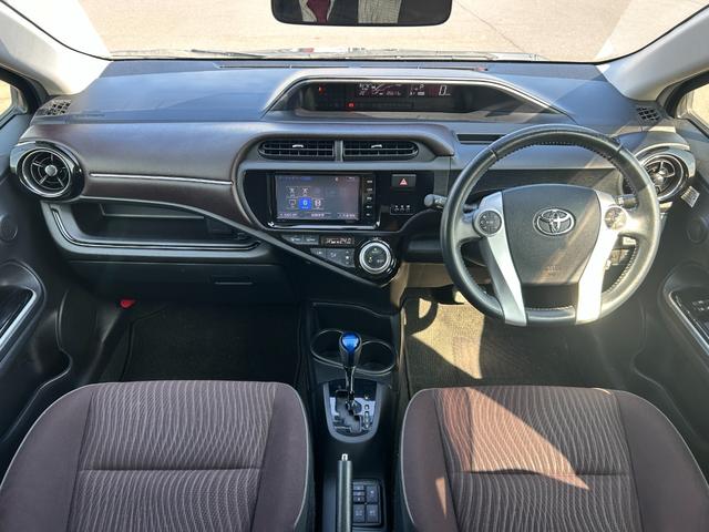 アクア G 純正ナビ バックカメラ ビルトインETC クルーズコントロール 横滑り防止装置 D/N席シートヒーター プッシュスタート スマートキー 純正フロアマット 電動格納ミラー(2枚目)