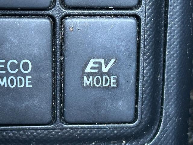 アクア G 純正ナビ バックカメラ ビルトインETC クルーズコントロール 横滑り防止装置 D/N席シートヒーター プッシュスタート スマートキー 純正フロアマット 電動格納ミラー(9枚目)